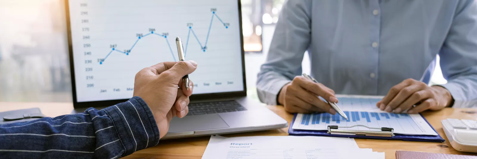 Stockfoto Business-Team arbeitet eine Präsentation aus