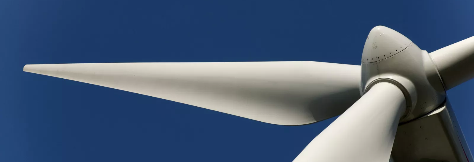 Foto von unten nach oben unter einer Windkraftanalge