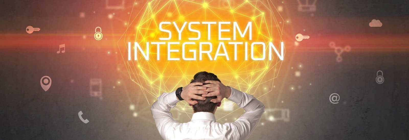Stockfoto leuchtende Netzkugel. Davor Schriftzug "SYSTEM INTEGRATION". Im Vordergrund Mann im weißem Hemd und hinter dem Kopf verschränkten Händen, der auf die "Netzkugel" schaut