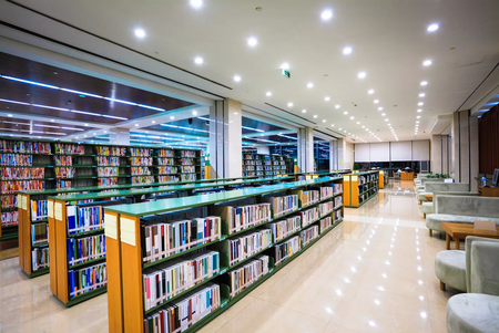 Foto eines Modernen Bibliotheksinnenraums einer Universität mit Bücherregalen